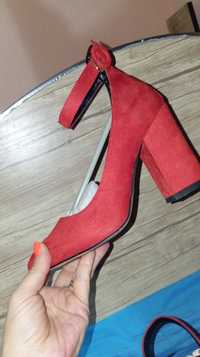 Замшевые туфли красного цвета