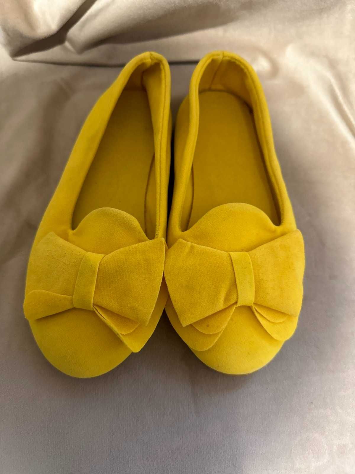Обувки 30 номер жълти, меки