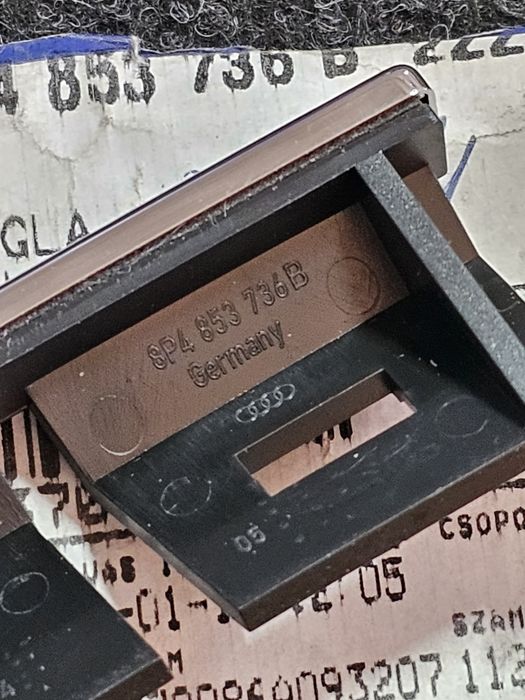 Embelma grila fata noua originala Audi A3 8P 

Cod Oe: 8P4 853 736