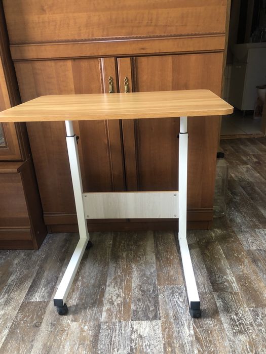 Masuta reglabila cu roti, blat din lemn, 60x40, ideal etajera