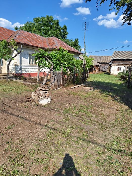 Teren intravilan 3240mp + casa din cărămidă, Com Vernesti sat Zoresti