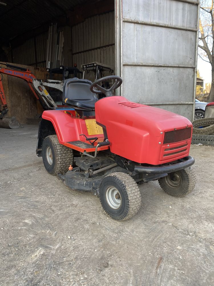 Tractoras tuns iarba fara cos