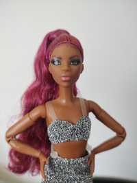 Barbie looks miniona