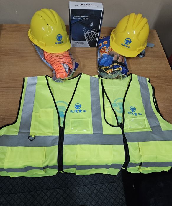 Каска, страховочный  трос, рация и жилет