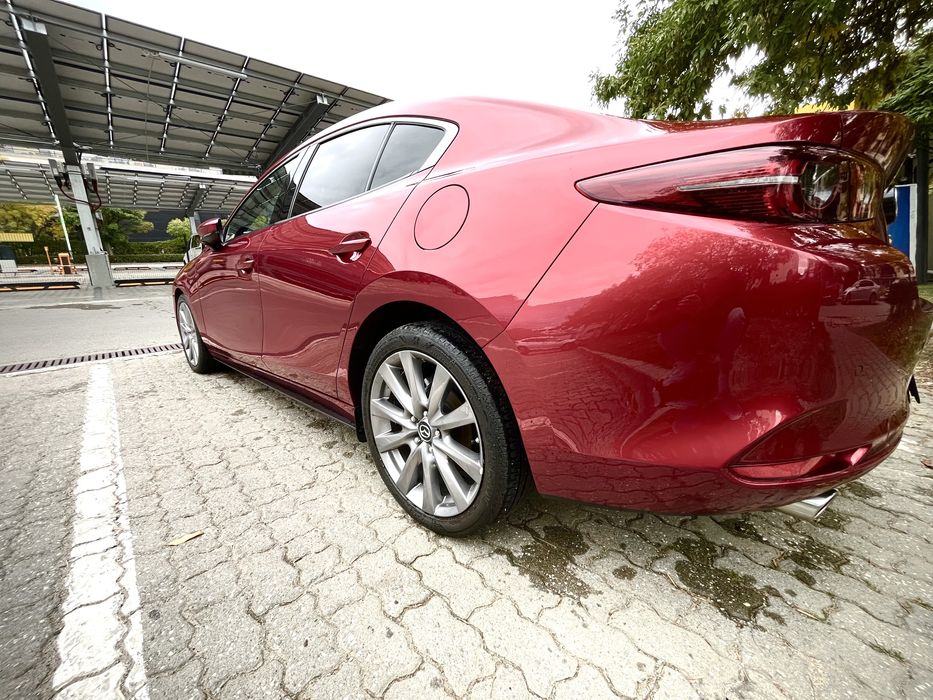 Mazda 3 лек автомобил