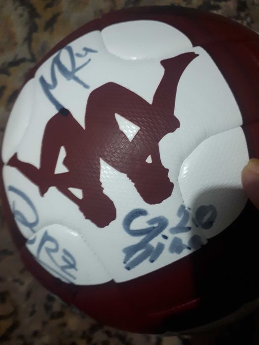 Rapid Bucuresti- Minge cu autografe -- Banii merg la un baiat bolnav