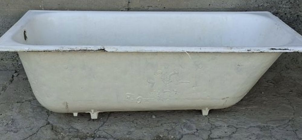 Большая и тяжелая ванна из чугуна
В комплекте есть 4 ножки 
За размера