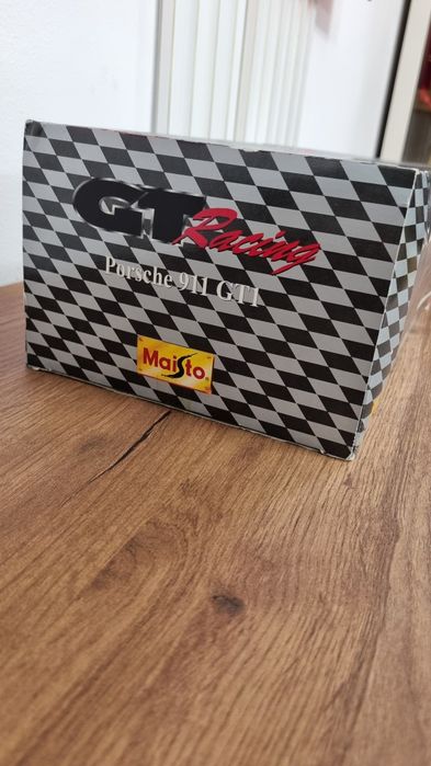 Porsche 911 GT1 1:18 Maisto la cutie