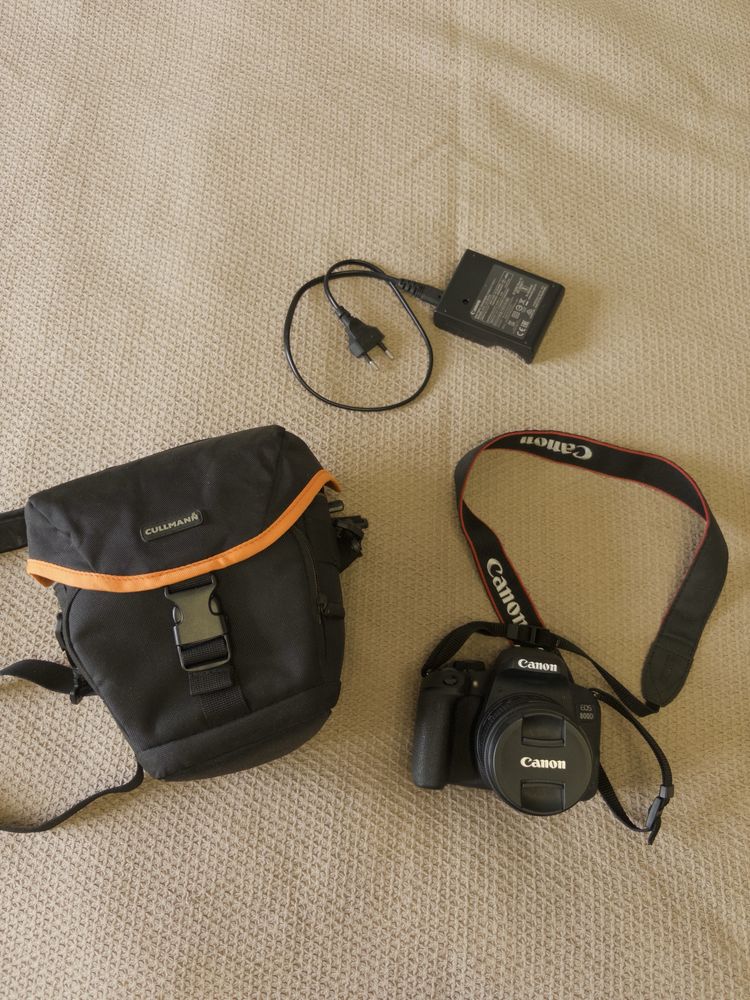 Продаю камеру Canon 800d в отличном состоянии
