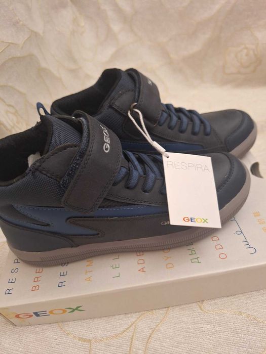 Затворени обувки  Geox номер 33