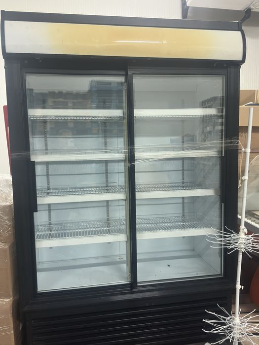 Обурудване за магазин . Рафтове , хладилници и еруги