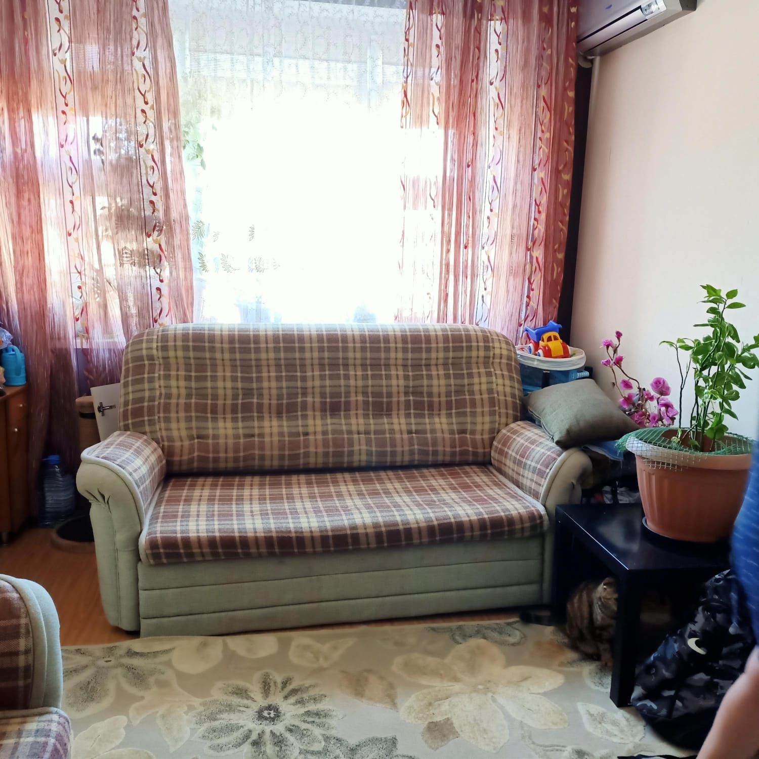 Продается диван в нормальном состоянии
