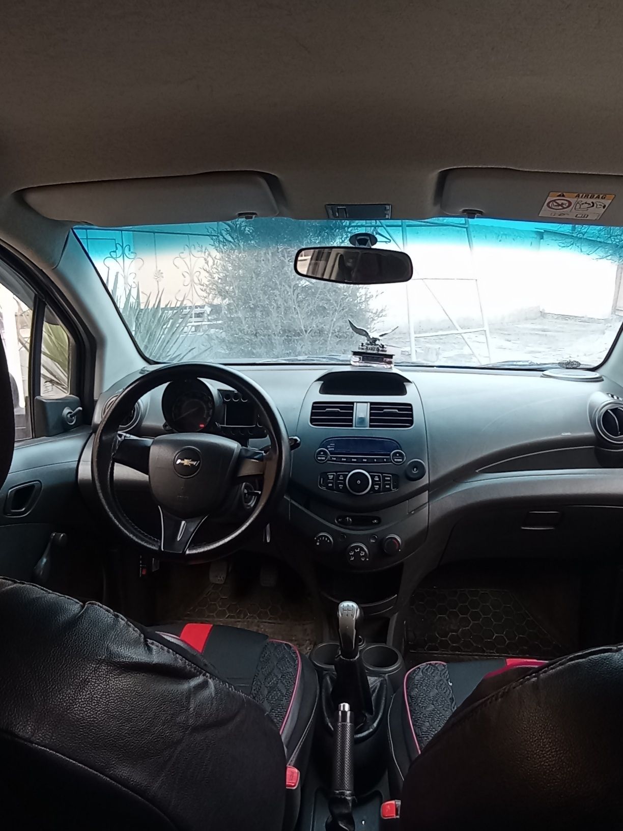 Automobil spark yili 2014 4ta joyida pyatnosi bor qogan joyi toza.