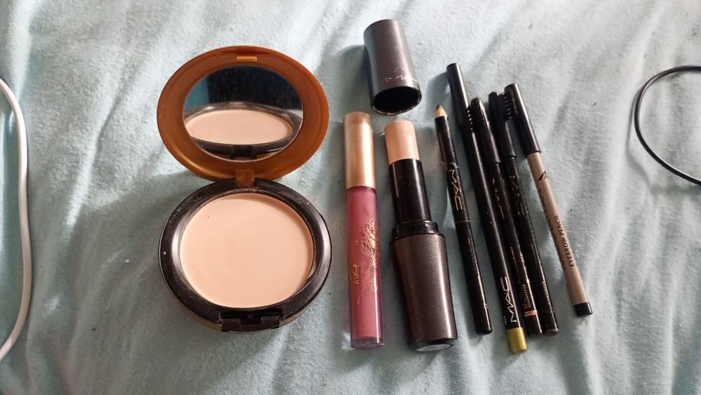 Козметика МАС-основа за грим,коректори,гланцове,пудра и моливи