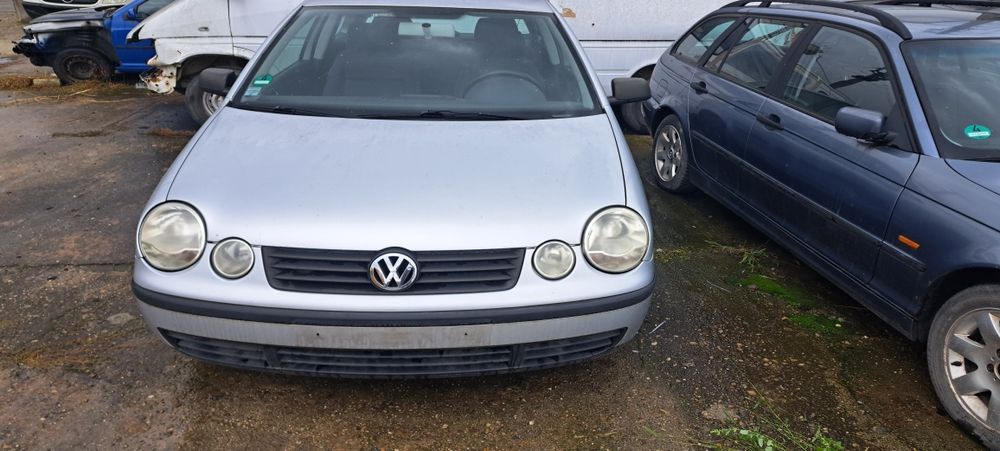Dezmembrez polo an 2001 ,cu 2 usi și 4 usi benzina 1.2 benzină