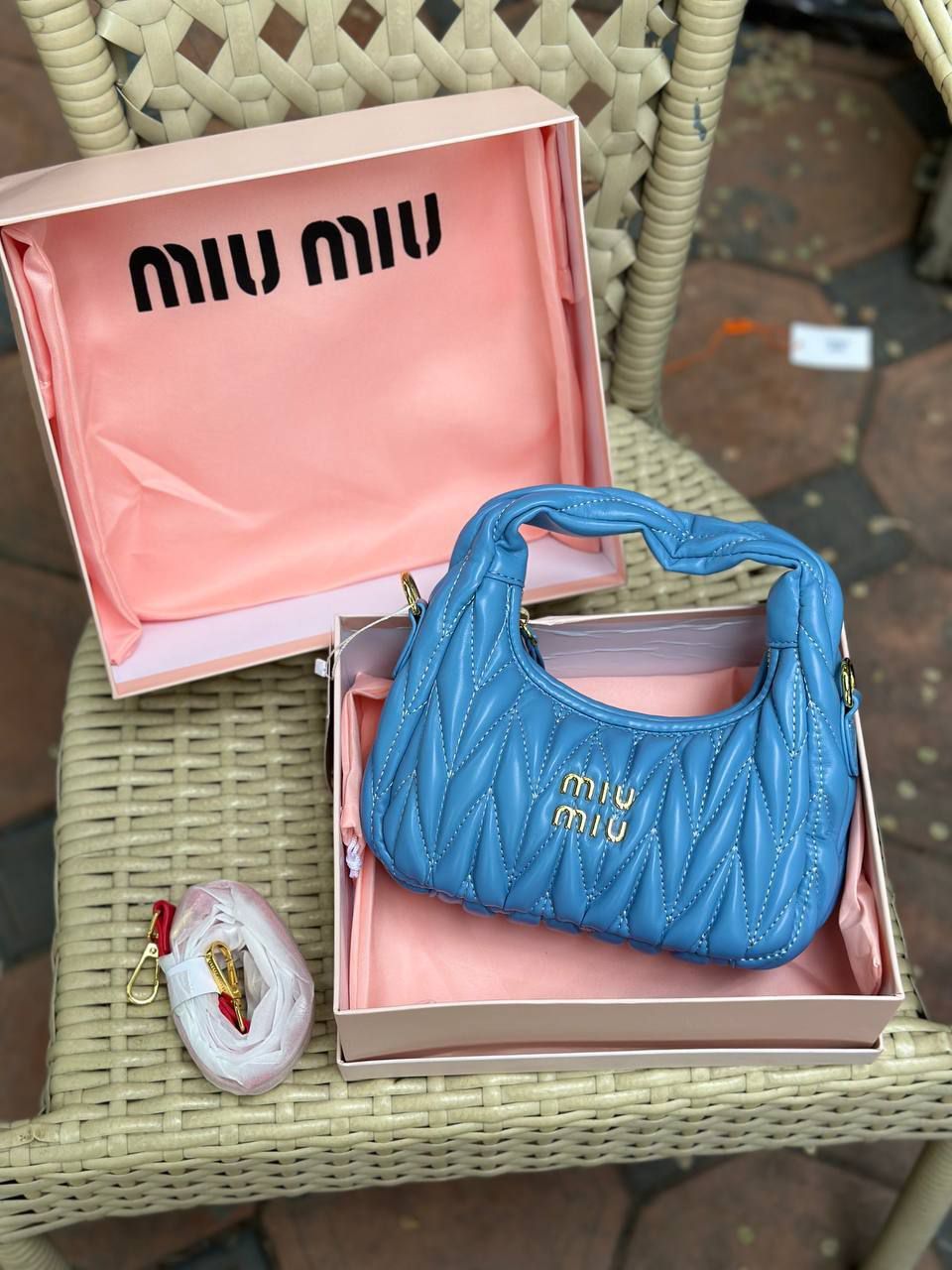 Ayollar sumkasi miu miu