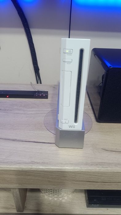 Vând consola Wii modata cu accesorii