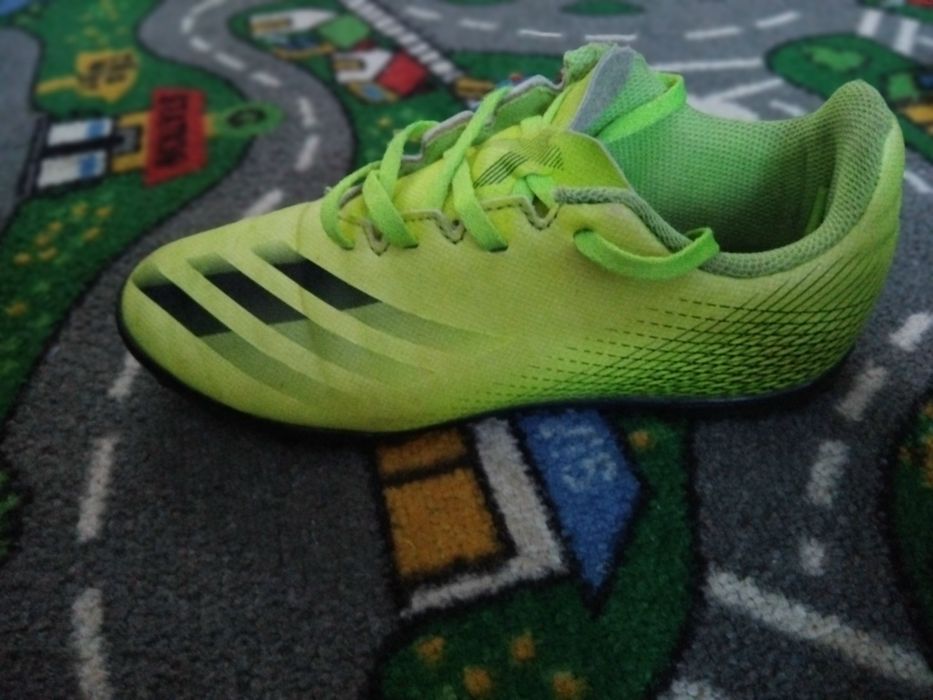 Vând adidași fotbal sintetic sau schimb cu kendama