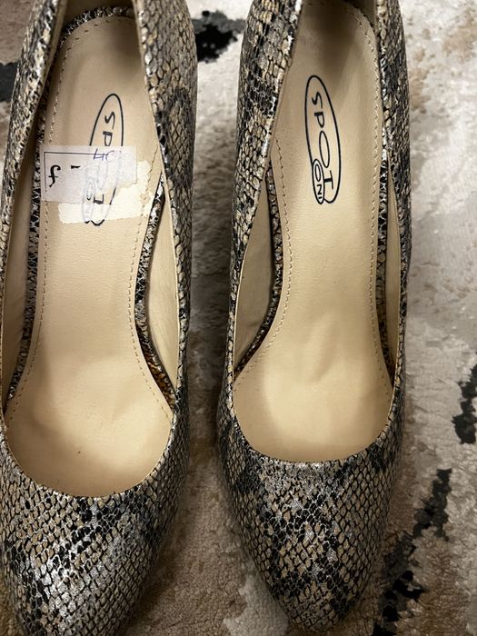 Pantofi cu toc noi cu eticheta