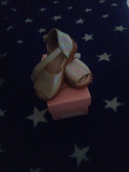 Sandale fetite pe gri