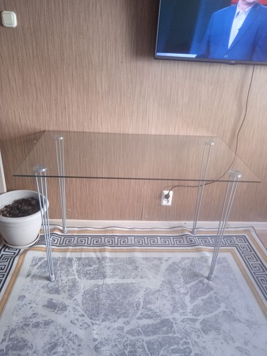 Продаю стеклянный стол