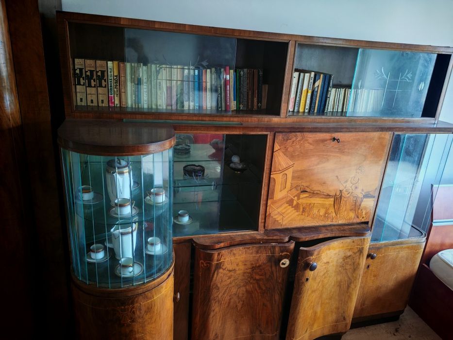 Mobilier vechi în stare bună