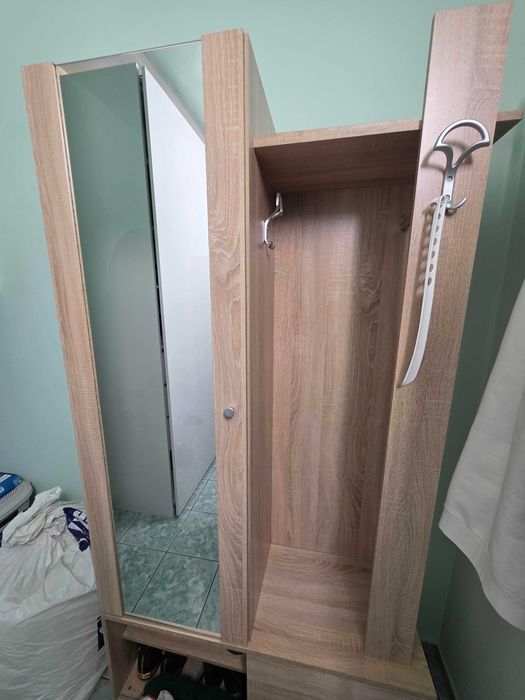 Продавам портманто в цвят Дъб с Огледало