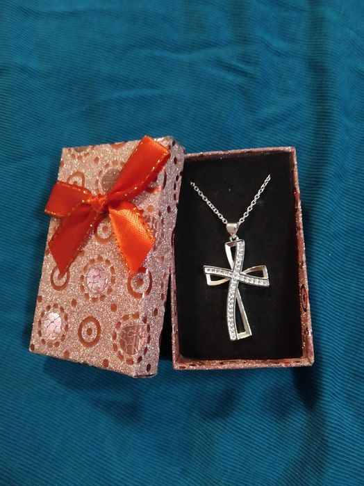 Нов, сребърен синджир с масивен кръст. В кутия.