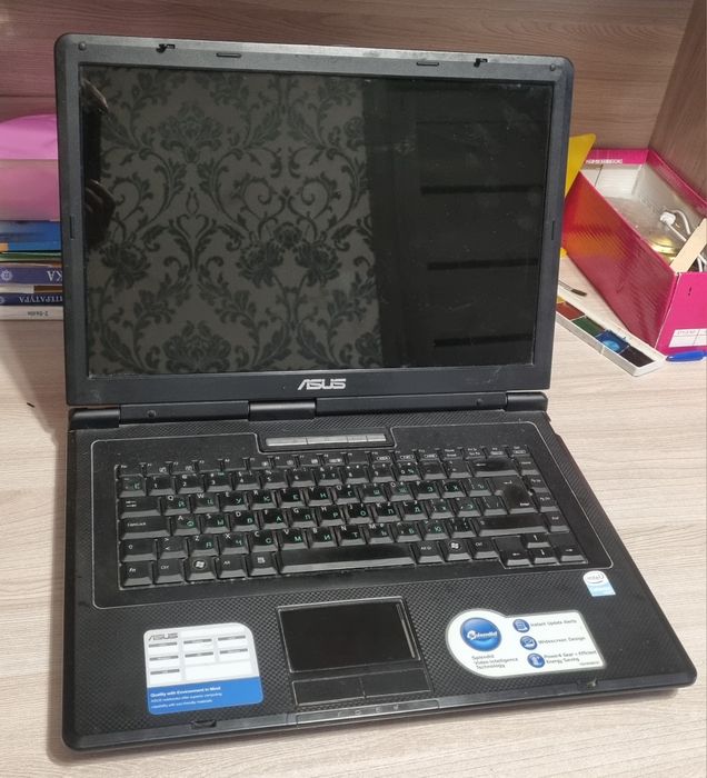 Ноутбук ASUS в рабочем состоянии