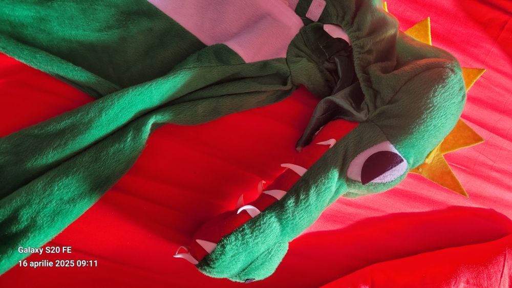 Vând costum de crocodil copii .. unisex