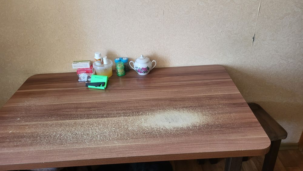Стол и четыре табуретки