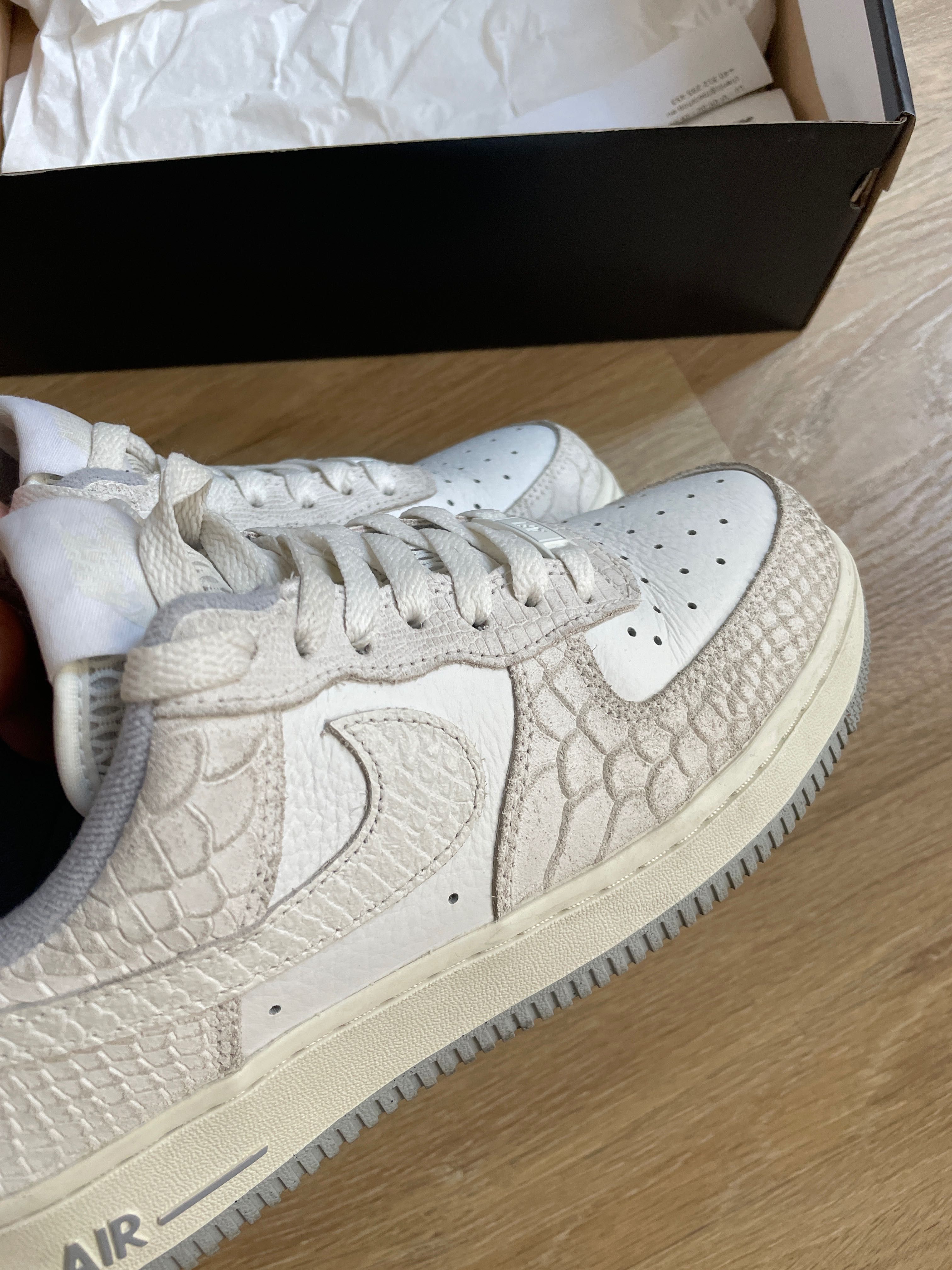 Adidasi NIKE AIR FORCE 1, dama, mărimea 40