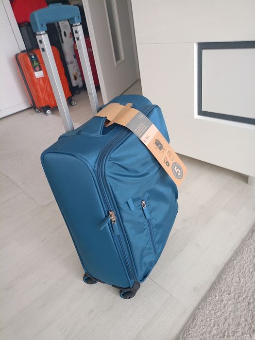 Vând troler material textil dimensiune de 54 cm nou nouț, produs de ca