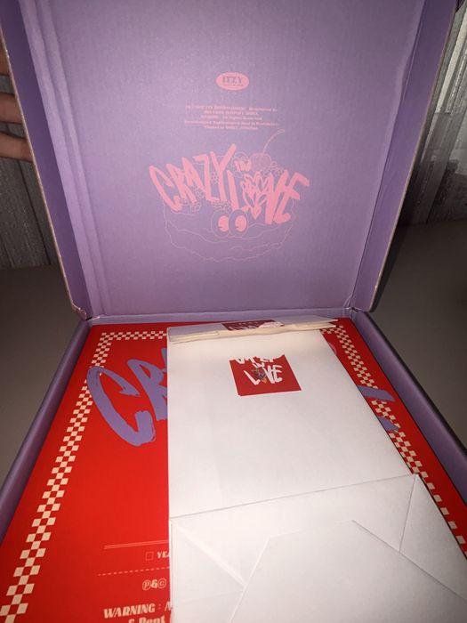 Vand album Itzy "Crazy in love."