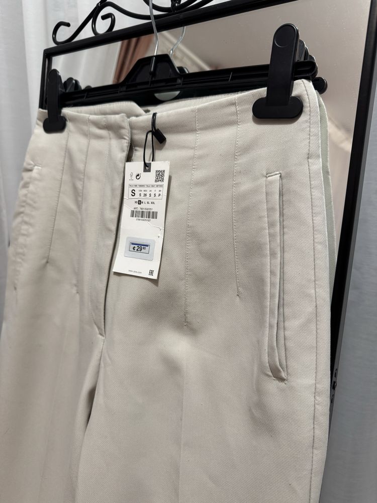 Pantaloni crem conici cu pliuri / pense și talie inaltă Zara Mărimea S