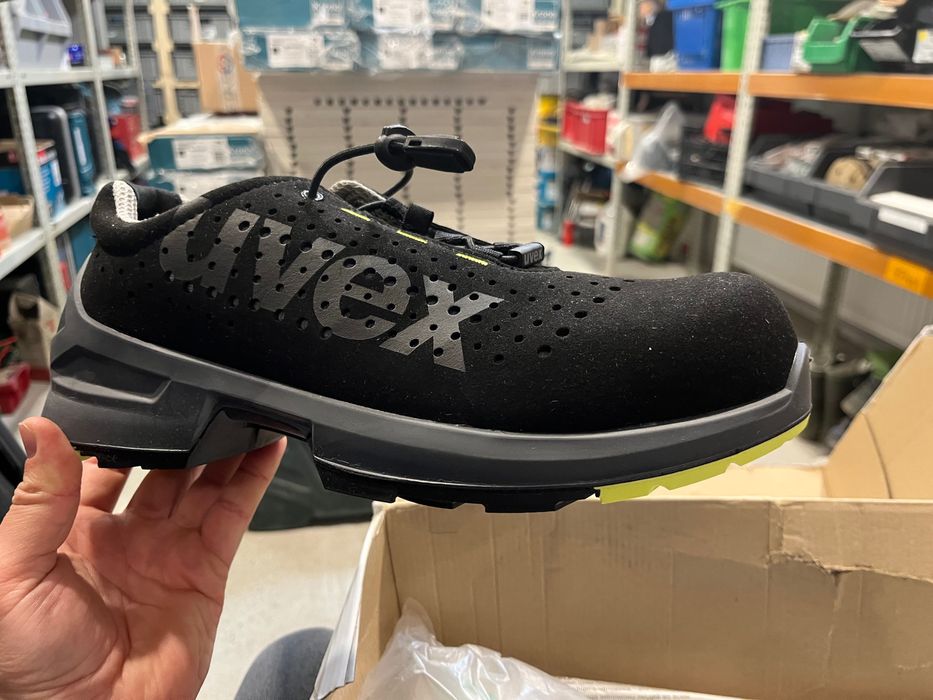 Vând Pantofi de protecție, 43, cu perforatii uvex 1 85438 S1 SRC ESD