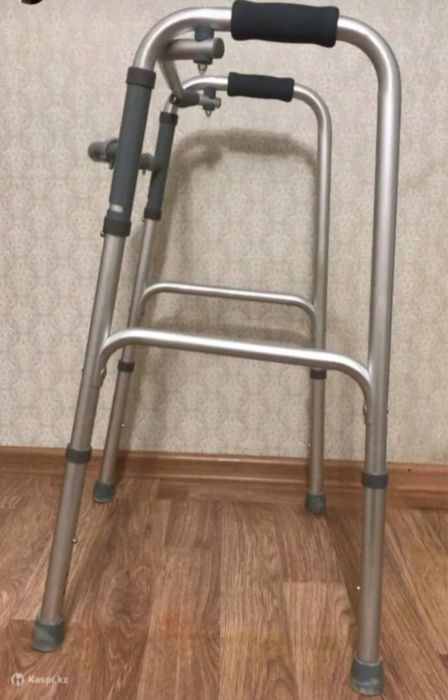 Ходунок инвалидный