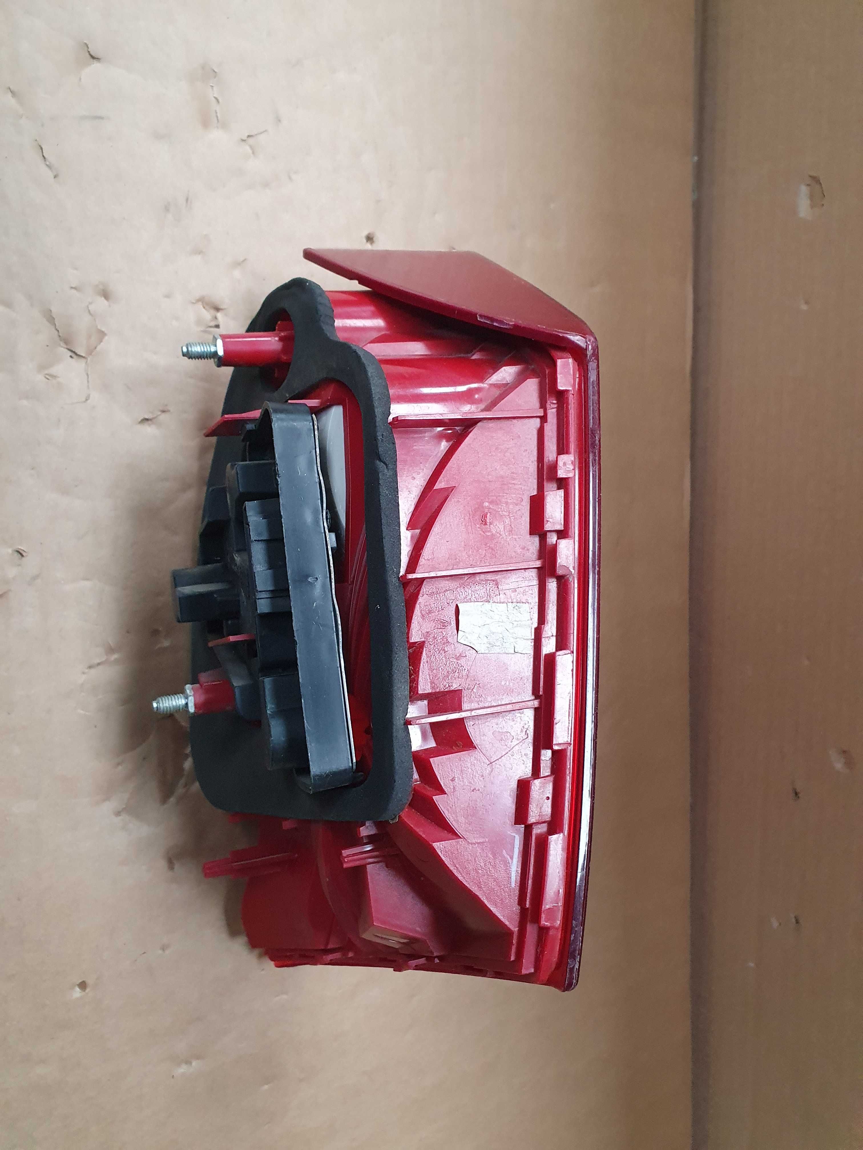 tripla dreapta haion volkswagen jetta 2012