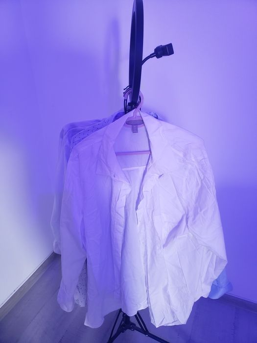 Vand cămăși doar una este mărimea s restul M