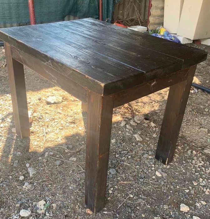 Дървени високи маси, щъркели и пейки