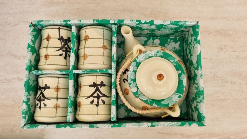 Комплект чаши за чай и чайник