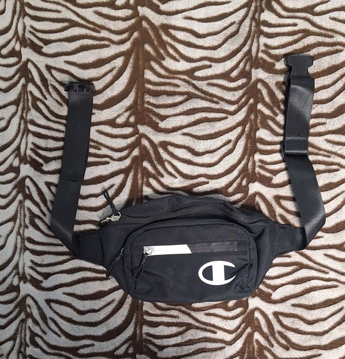 Черна Champion чантичка за кръст