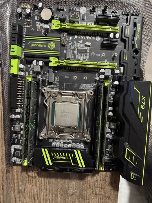 Материнская плата с процессором и оперативной памятью