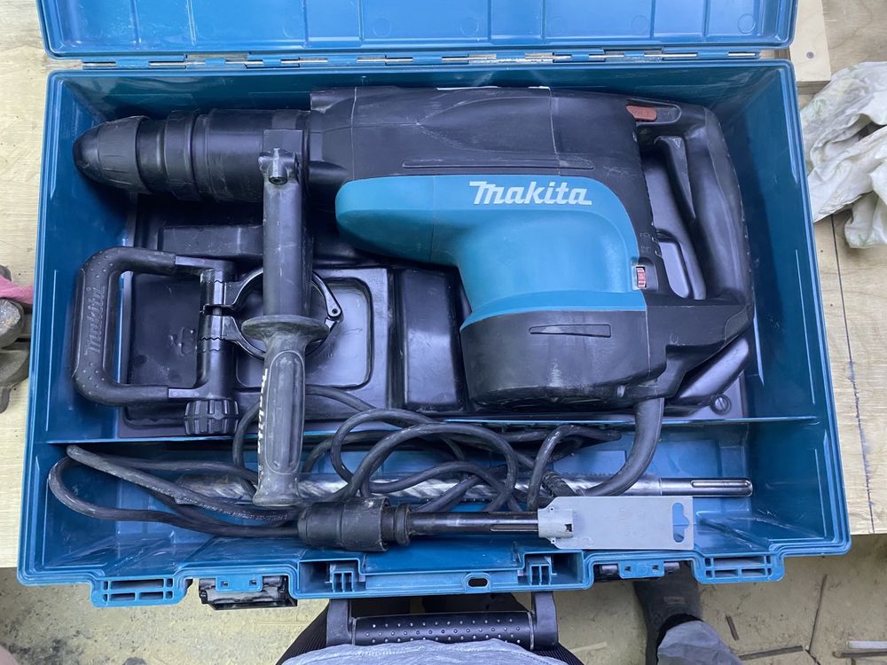 Продам перфоратор Makita HR5201C