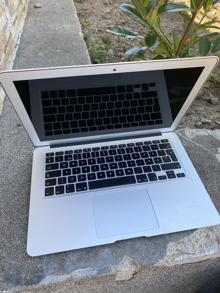 Продавам Macbook air 2017