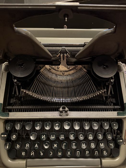 Български пишещи машини Марица 11 и Ерика пълен комплект с документите