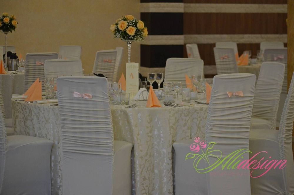 Fete de masa rotunde albe i ivoire si crem