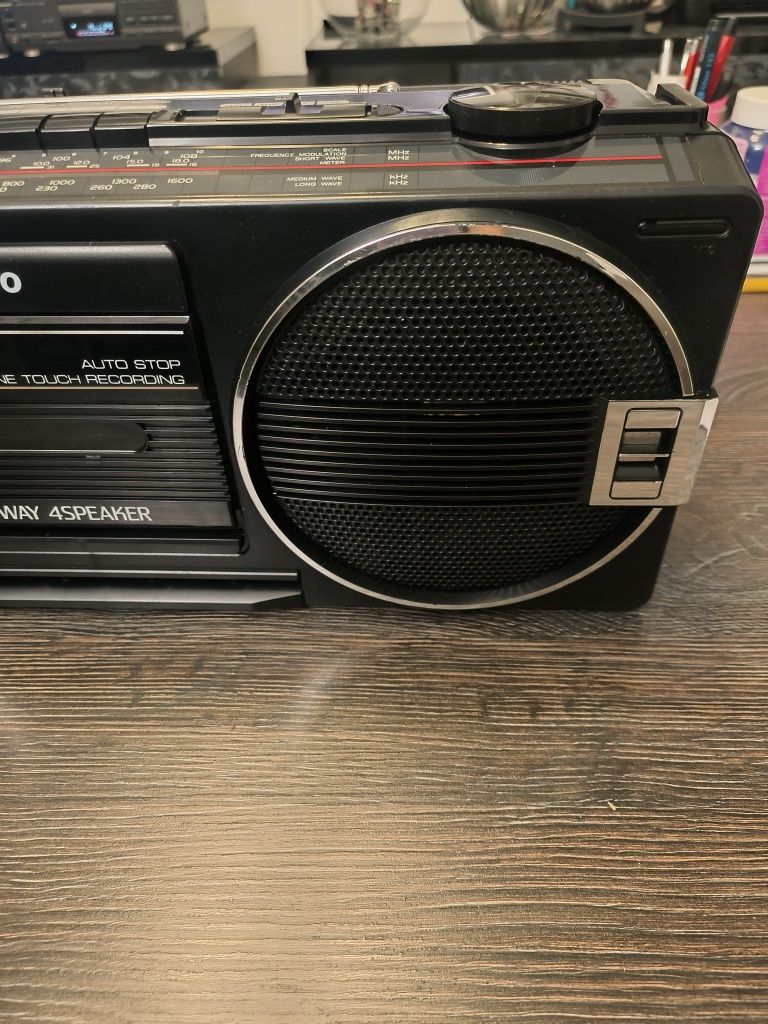 Vând radio casetofon Sanyo model vechi in stare impecabila