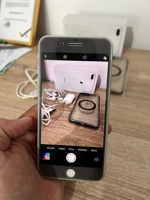 Vând iPhone 8 plus alb impecabil