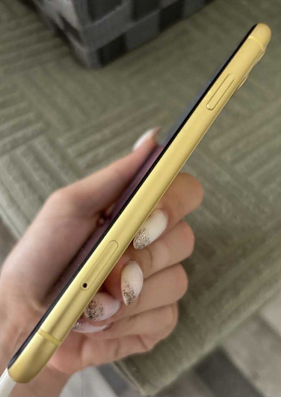 iPhone 11 /64 GB цвят жълто